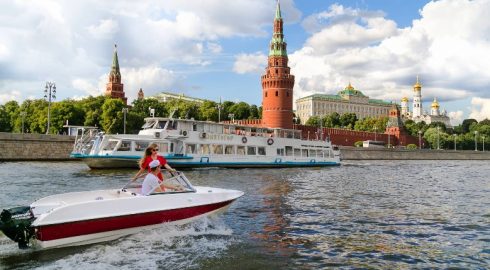 Отдых в столичных ритмах: как хорошо провести время в Москве, арендовав катер