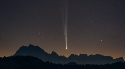 Редкая комета приближается к Земле: стоит ли беспокоиться и где можно увидеть