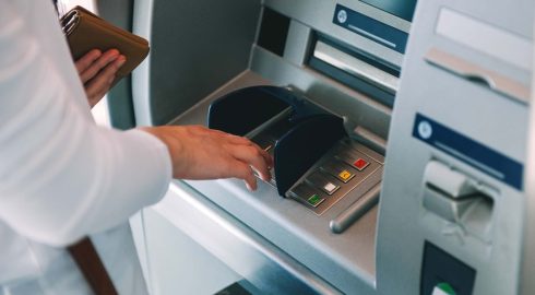Россияне получили доступ к обмену валюты в банкоматах: как это сделать