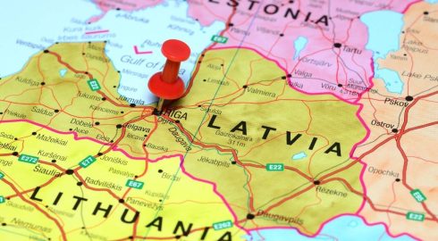 Лишают прав, денег и имущества: 5 людоедских законов Прибалтики против выходцев из России