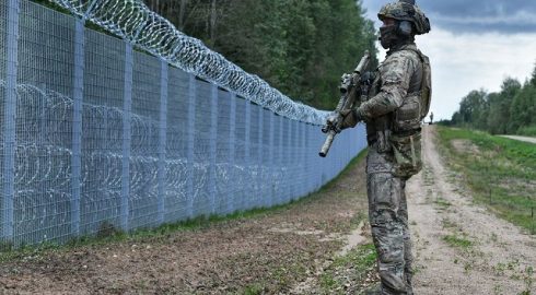 Напряжение на границах: Латвия привлекает военных для укрепления своей границы с Россией