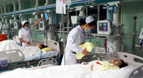 Больницы Китая переполнены детьми с неизвестным видом пневмонии без кашля: что известно о новой беде