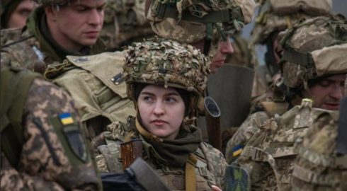 Женщин отправляют в бой: украинской армии не хватает мужчин