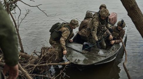 Как проходит форсирование Днепра в зимних условиях: Киев бросает войска в ледяную воду