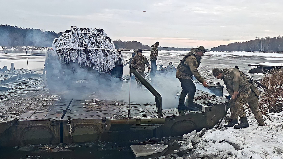 Киев бросает войска в ледяную воду Из-За песни Русского музыканта 