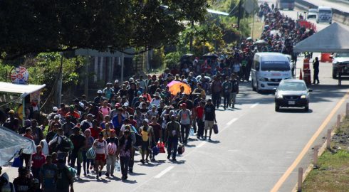 Многотысячный караван мигрантов движется к границе США