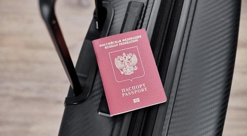 Новые правила сдачи заграничных паспортов начали действовать в России