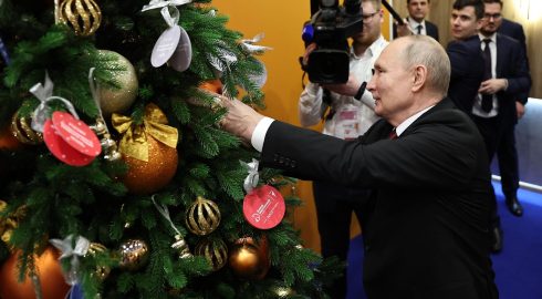 Путин исполнил новогоднюю мечту восьмилетней девочки: традиции и благотворительность «Ёлки желаний»