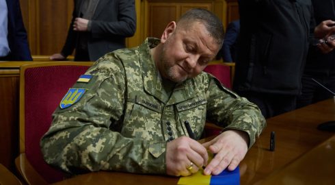 Залужного «на выход»: Зеленский уволит главкома ВСУ после потери Авдеевки Украиной