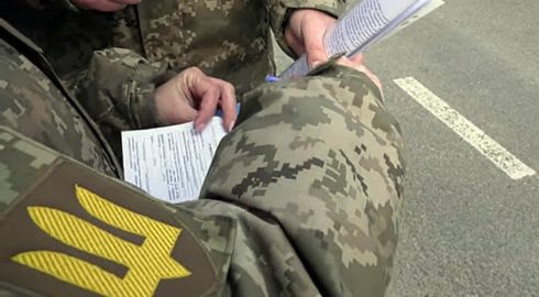 Привыкшие «стучать»: украинка написала донос в военкомат на соседей, бегающих от ВСУ