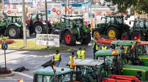 Теперь в Испании: протестующие фермеры перекрыли десятки дорог