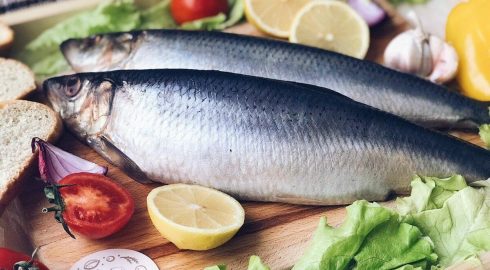 Не только вкусный бутерброд: чем полезна соленая рыба