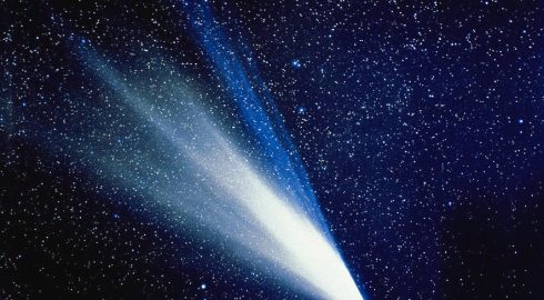 Встреча с кометой: что пролетит над Землей весной 2024 года?