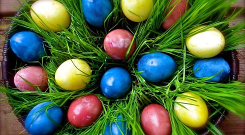 Пасхальное чудо 2024: удивительные способы красивого окрашивания яиц натуральными красителями