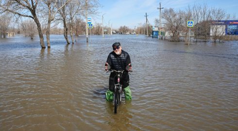 Регионы продолжают уходить под воду: из-за паводков режим ЧС ввели в Улан-Удэ и Тюменской области