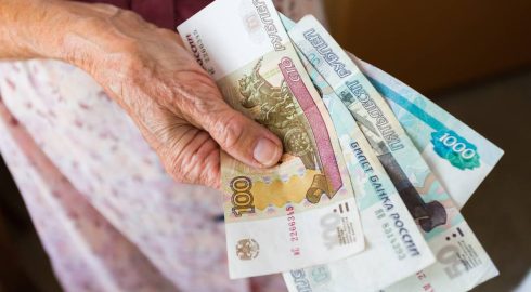 С 1 мая в РФ повысят соцвыплаты: какую прибавку получат пенсионеры, льготники и семьи с детьми