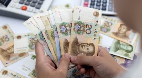 Интерес к юаню растет: эксперты рассказали, стоит ли вкладывать сбережения в китайскую валюту