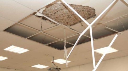 Уже во второй школе Москвы рухнул потолок