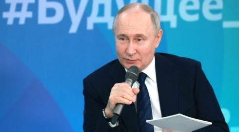 Путин на съезде профсоюзов: повышение МРОТ и защита единства России