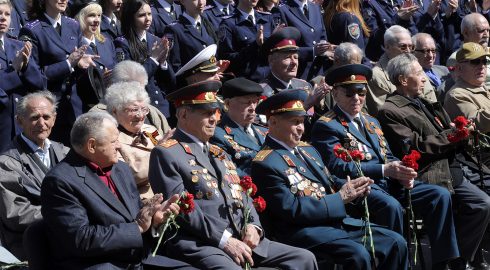 Военные пенсии с 1 октября вырастут в РФ: на сколько прибавят