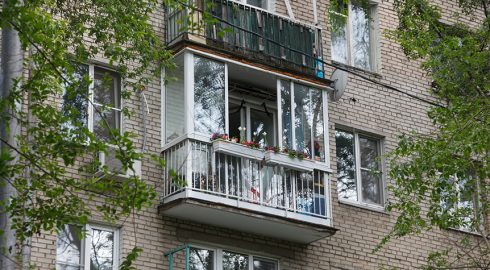 Кто будет вынужден убрать застеклённые балконы и почему их не разрешат поставить заново