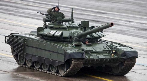 Продолжил бой: русский танк выдержал попадания дронов