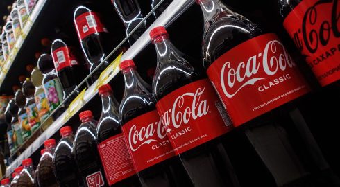 Почему Coca-Cola приостанавливает работу заводов в Мексике