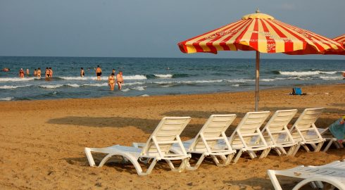 Отпуск окончательно испорчен: на пляжах Анапы ввели полный запрет на купание в Черном море