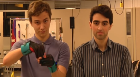 Студенты создали перчатки, которые переводят язык жестов в речь