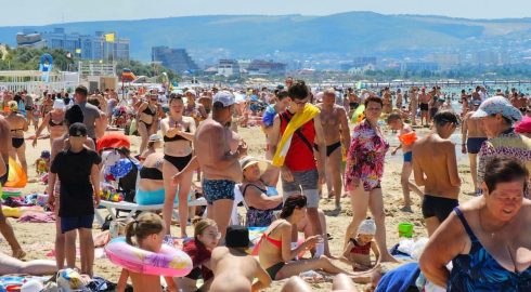 Неприятные сюрпризы от Черного моря – отдыхающие жалуются: «Купаться невозможно, мы все сидим на берегу»