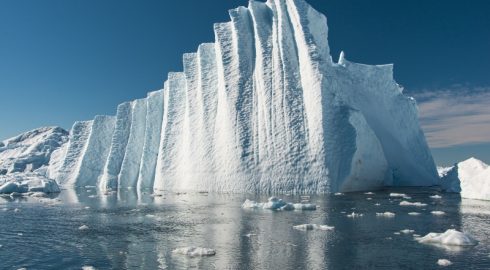 Самый большой в мире айсберг вертится на месте — он застрял в океанской ловушке