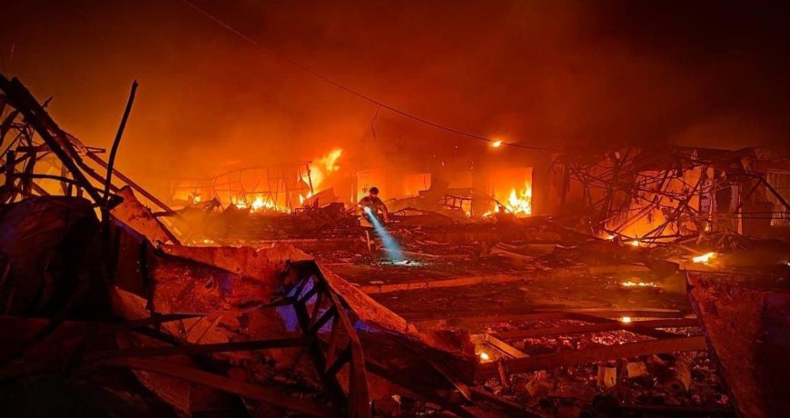 взрыв и пожары после прилета