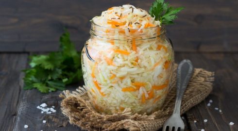 Вкуснятина – квашеная капуста, от которой не оторваться: как засолить, чтобы получилась кисленькая и ароматная