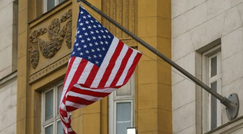 Над американским посольством в Москве подняли флаг США