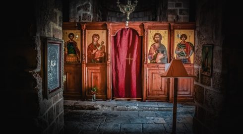 Почему нельзя выносить иконы из храма: объяснение владимирского священника