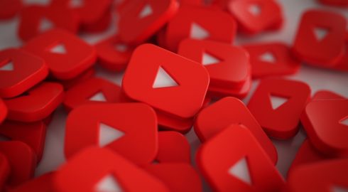 YouTube возвращается: мобильные приложения снова доступны в России без ограничений