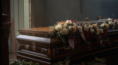 Женщина очнулась, когда с ней прощались родственники на похоронах: в Испании произошел странный случай с воскрешением из мертвых
