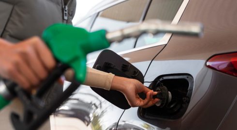 Топливный парадокс: почему бензин в России не дорожает вслед за нефтью и чего ждать в июле