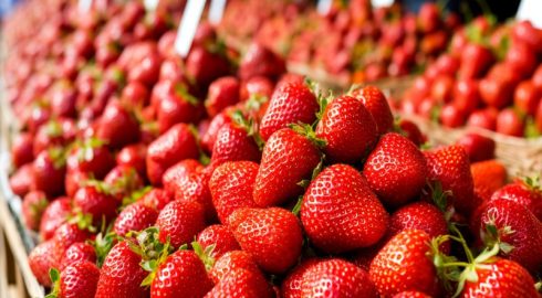 Как выбрать вкусную клубнику: нутрицолог дает совет, на что обращать внимание при покупке ягоды