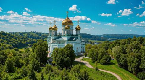 Троица — праздник света, зелени и духовного рождения: как в России отметят День Святой Троицы в 2025 году