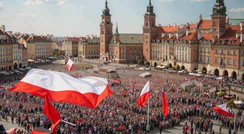 Уже всем надоели: украинские активисты на День Победы в Варшаве устроили провокации, за гранью разумного отношения к памяти погибших