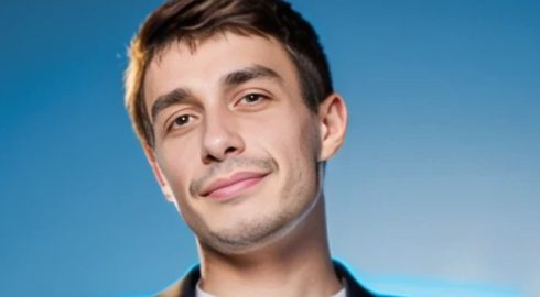Не понравилась речь: комик Сергей Детков рассказал об инциденте в польском магазине, когда на него накричала продавщица               