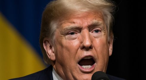 Сувенирный миллиардер: как Дональд Трамп зарабатывает на криптовалюте, кроссовках и Библиях