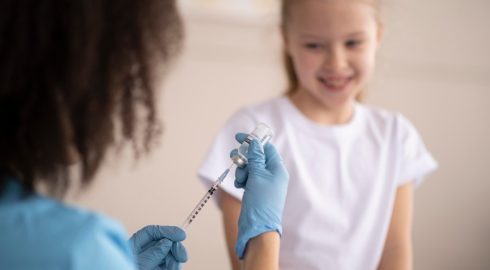 Нужно успеть до 1 сентября – без каких прививок ребенка могут не пустить в школу