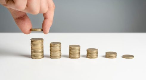 С 1 августа увеличатся три ключевые социальные выплаты: что нужно знать пенсионерам, семьям с детьми и льготникам