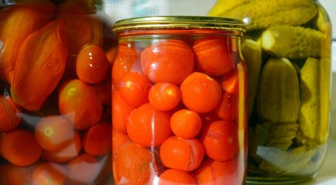 Смертельно вкусные: чем опасны домашние закрутки и почему ботулизм остаётся угрозой