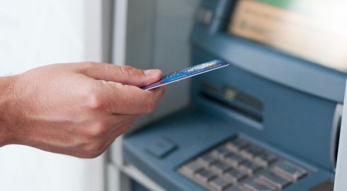 Снимают «наличку» из-за законов и отключения интернета – банки лишились 200 млрд рублей