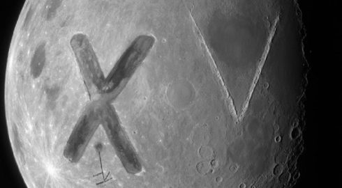 Загадка Луны: астрономы объяснили появление символов X и V