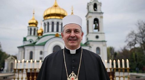 РПЦ сделала шаг навстречу: женщины в брюках могут посещать храмы без ограничений